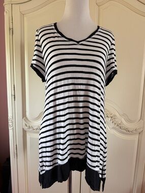 Chico's Znergy size 1 8-10 M Black White Striped V-Neck Tunic asymmetrical hem T